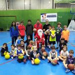 El Pare Noel visita per sorpresa als nenes i nenes de l'Escola de Bàsquet i Pre-Mini